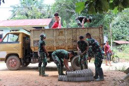 Pembangunan jamban terus berlanjut, Babinsa antar material batako