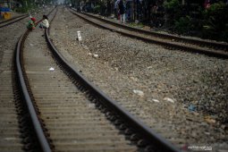 Seorang pria tanpa identitas diduga bunuh diri dengan menabrakkan diri ke kereta api