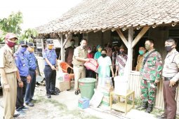 Pemkab Pringsewu Lampung salurkan bantuan kepada warga terkena musibah