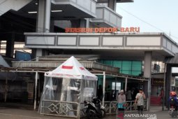 Hari pertama PSBB, KRL di Depok terlihat sepi penumpang