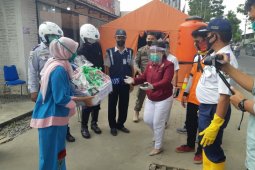 Petugas di pos perbatasan Pematangsiantar dapat vitamin dan buah