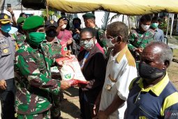 TNI-POLRI serahkan 500 paket sembako kepada masyarakat Sorong