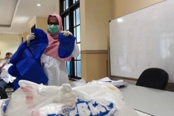 APBMI Jatim bagikan APD dan paket sembako