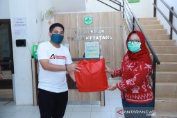 Wakil Ketua DPRD Kalsel  bagi-bagi APD