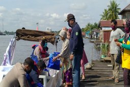 Polisi bagikan sembako untuk warga pinggiran Sungai Margasari