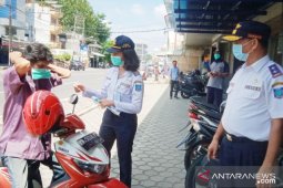 Dishub Babel bagikan ratusan masker untuk pengendara
