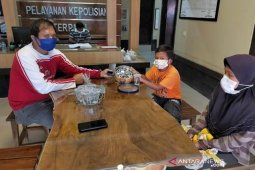 Moch. Hafiz (9)  sumbangkan uang celengan untuk paramedis lawan COVID-29