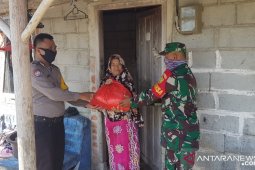 TNI-Polri Sungailiat bagikan paket sembako (Video)