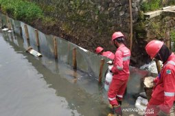 Tercemar BBM, Pertamina berupaya bersihkan anak Sungai Cinambo