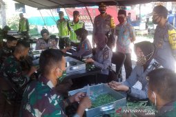 TNI-Polri di Rejang Lebong sediakan ratusan bungkus nasi gratis