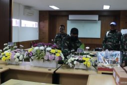 Yon Armed 5/105 berikan karangan bunga kepada tenaga medis