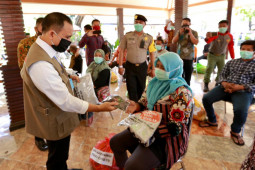 Gugus Tugas COVID-19 salurkan bantuan ke pelaku wisata Banyuwangi