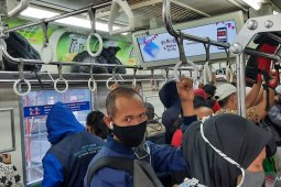 Pengguna moda kereta berharap KRL Bodetabek tetap beroperasi
