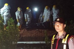 Aksi Brigadir Fiki yang ikut memakamkan ODP di Tapteng pada malam hari