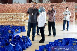 Kemenparekraf bantu pekerja wisata dan serahkan APD untuk Gugus Tugas