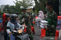 Pembagian Nasi Gratis