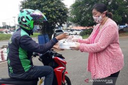 "Rumah Pintar" BSD City bagikan seribu nasi kotak ke pengemudi ojol-pedagang