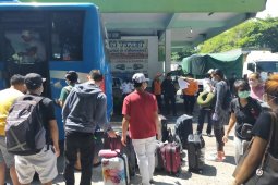 Kodim Tabanan pantau puluhan pekerja migran yang tiba di Bali