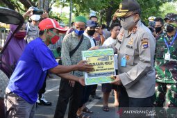 Kapolda Kalsel-Danrem patroli bersama sambil bagikan sembako