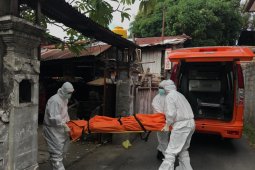 Polisi-tim medis evakuasi jenazah guru SD di Denpasar