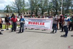 Masyarakat Kota Sorong demo minta wali kota tutup bandara