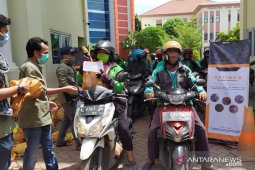 UM Surabaya bagikan ratusan paket sembako ke ojek daring dan warga