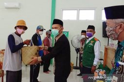 Bersama Pemkab HST, Baznas bagikan paket sembako dan masker kepada tukang becak