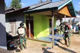Satgas TMMD pulang, giliran Babinsa laksanakan penyemprotan disinfektan