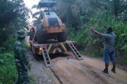 Alat berat Vibro dimobilisasi keluar dari lokasi TMMD