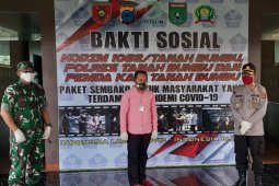 Tanah Bumbu Regent distributes aid to people affected by COVID-19