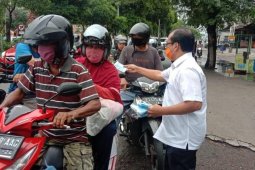 Pejabat Pemerintah Aceh bagikan masker untuk penguna jalan
