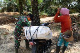 Patroli pengecekan jalan, Babinsa ini bantu angkat kayu bakar