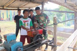 Prajurit TMMD sudah pulang, Babinsa bantu perbaiki genset masjid