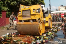 Forkopimda Cianjur musnahkan seribuan botol miras hasil razia