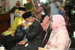 Bupati teteskan air mata saat saksikan pernikahan anak