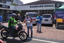 Arema FC gelar berbagi makanan untuk pekerja sektor informal