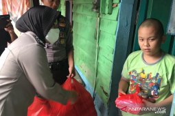 Dapur umum Polwan layani 250 warga terdampak COVID-19 di Mentok