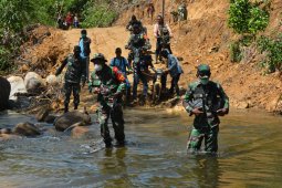 Dandim 1202/Skw lewati jalan terjal distribusi beras ke Sungkung Kabupaten Bengkayang