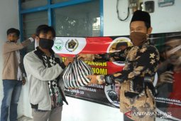 KAHMI-PWI Pamekasan bagikan sembako kepada warga terdampak COVID-19