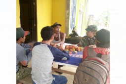 Sertu Yanto lanjutkan komsos usai TMMD