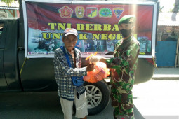 Yonif 713 bagikan kebutuhan pokok bagi masyarakat Gorontalo