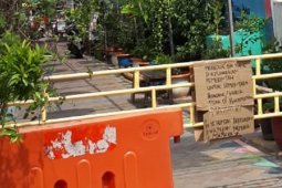 Warga Kota Tangerang batasi pintu masuk pemukiman hari pertama PSBB