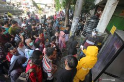 Pengunjung Pasar Kapasan Surabaya diwajibkan memakai masker