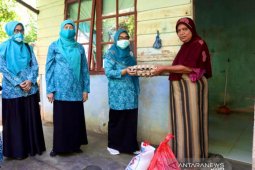 Masyarakat miskin terdampak COVID-19 terima sembako dari PKK Sabang