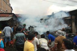 Lilin jatuh, tersiram pertalite, kedai sembako di Saribu Dolok hangus terbakar