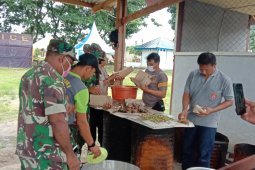 TNI dan Polri buka dapur umum di Teluk Wondama