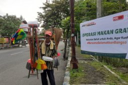 ACT Jatim  berikan makanan gratis pekerja informal