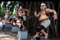 Patung wayang bermasker