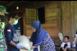 Warga terdampak Corona terima bantuan beras 15 kilogram