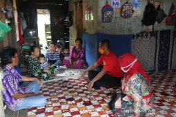 Bupati-Ketua PKK bagikan sembako ke warga dua kecamatan terdampak COVID-19